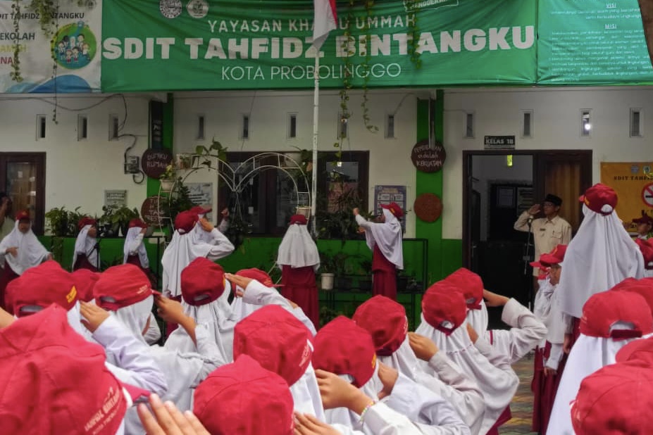 Meneladani Semangat Pahlawan: SDIT Tahfidz Bintangku Gelar Upacara Hari Pahlawan