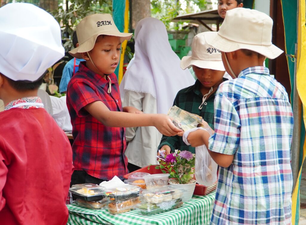 Implementasi Vokasi Leadership: SDIT Tahfidz Bintangku Gelar Market Day Berbasis Pertanian dan Perikanan